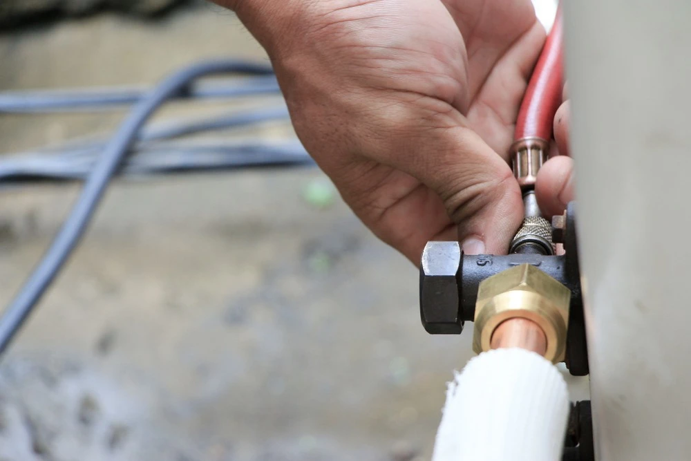 air-conditioning-technician-refrigerant-pipes-worker checking for leaks